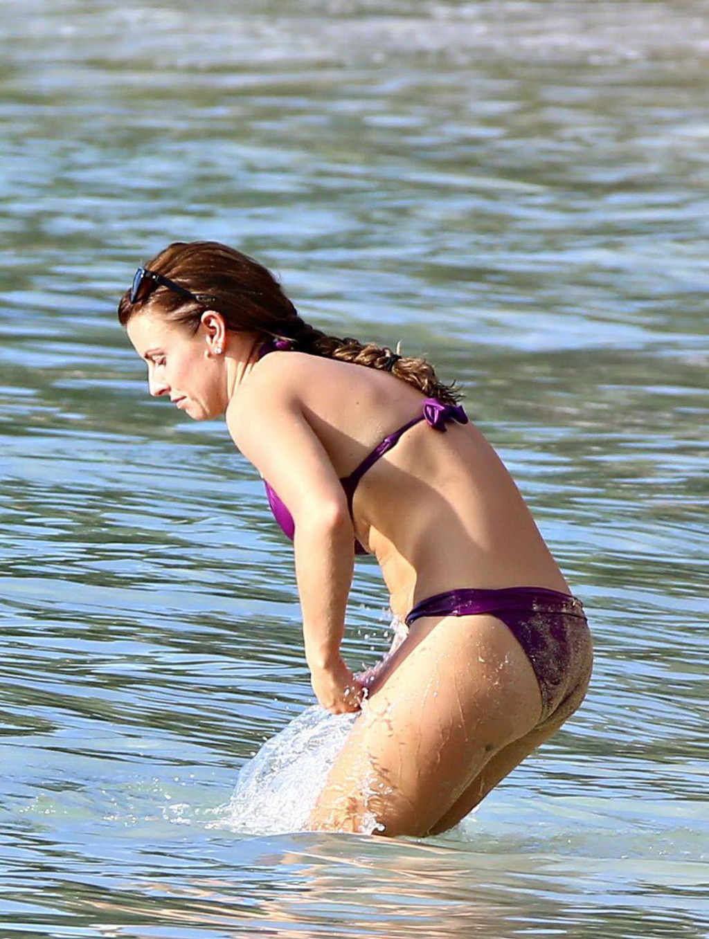 コリーン・ルーニー、バルバドスのビーチで紫のビキニを着る
 #75182438