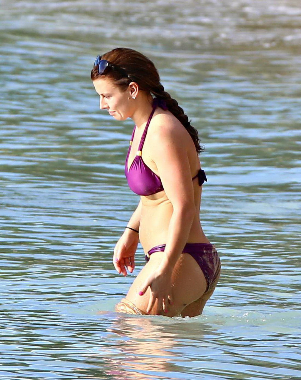 コリーン・ルーニー、バルバドスのビーチで紫のビキニを着る
 #75182443