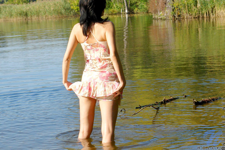 湖の中で服を脱ぎ捨てて全裸になる魅力的なホリー
 #71455762