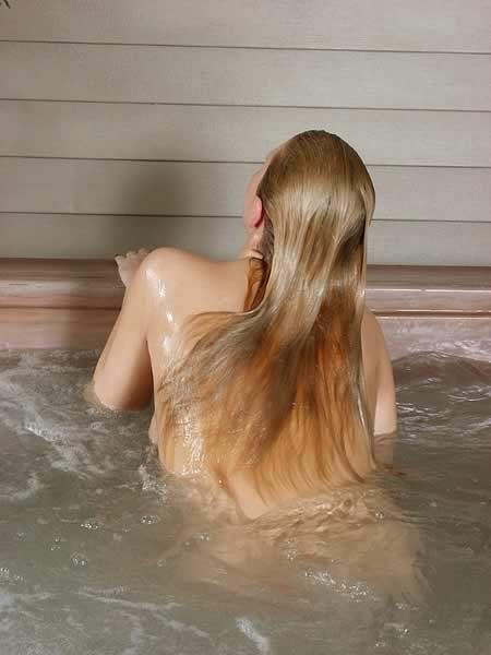 Grande seno giovane bionda prendendo un bagno termale
 #74081874
