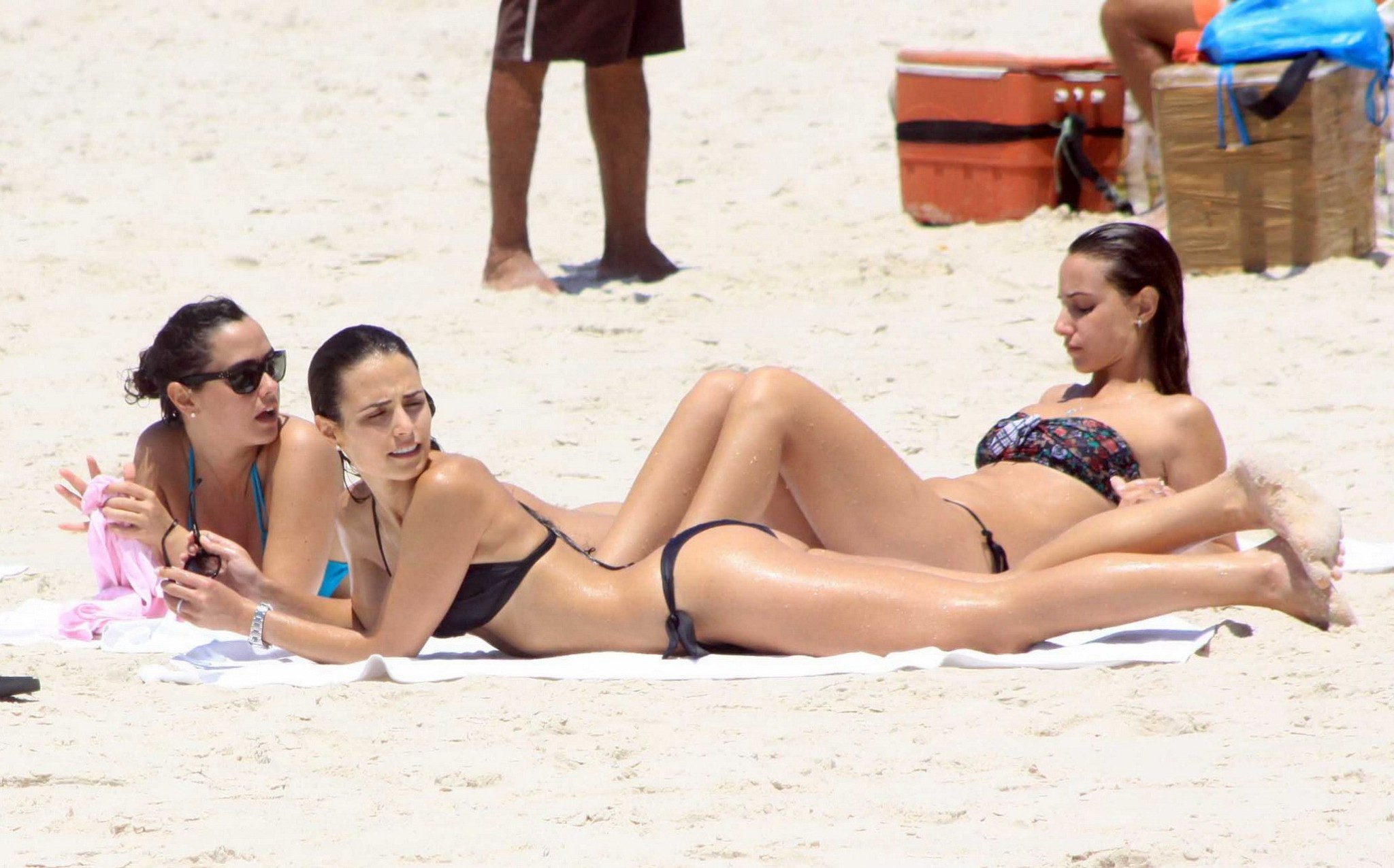 Jordana brewster portant un bikini noir sexy sur la plage de rio de janeiro
 #75327348