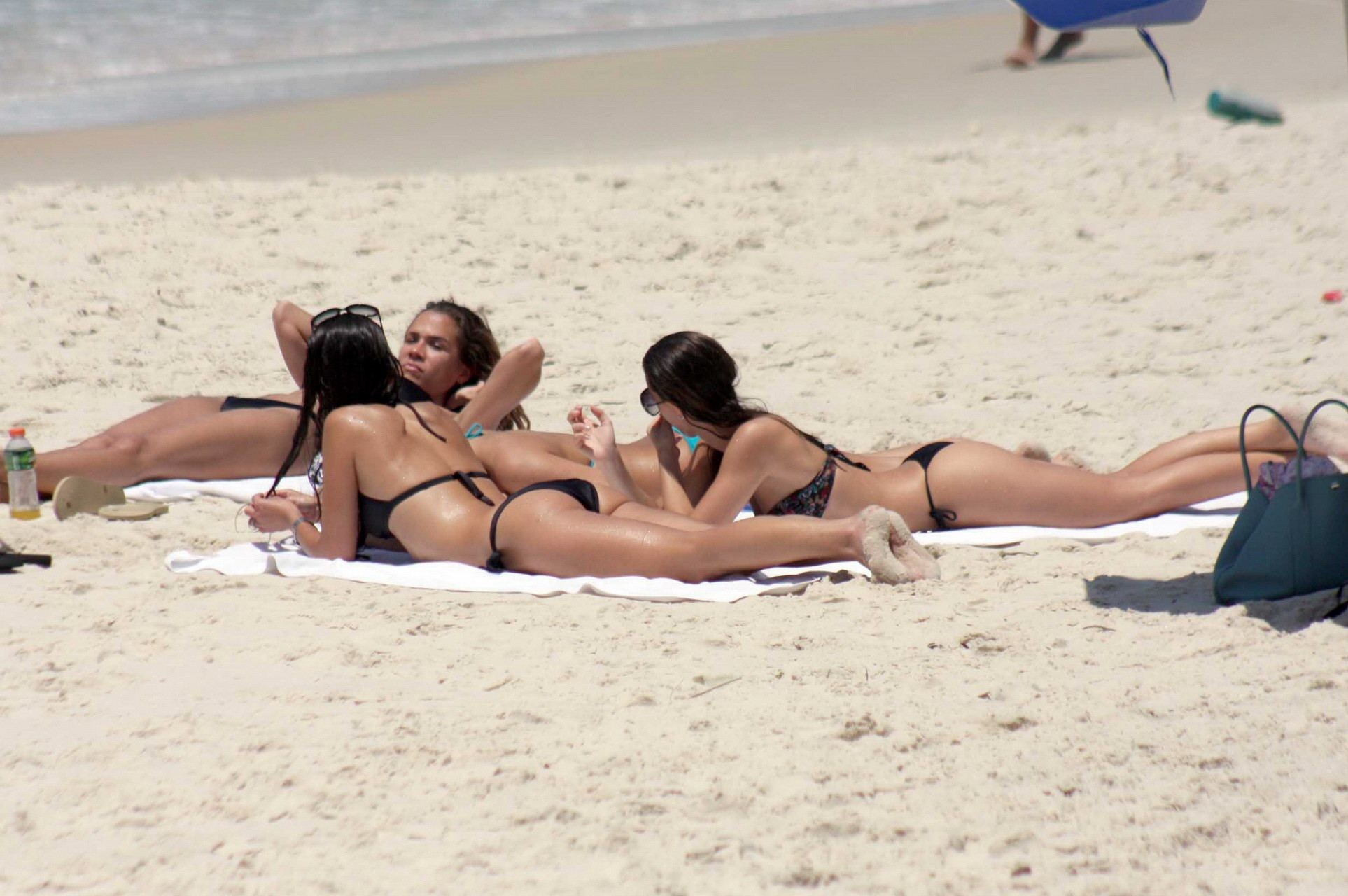 Jordana brewster portant un bikini noir sexy sur la plage de rio de janeiro
 #75327349