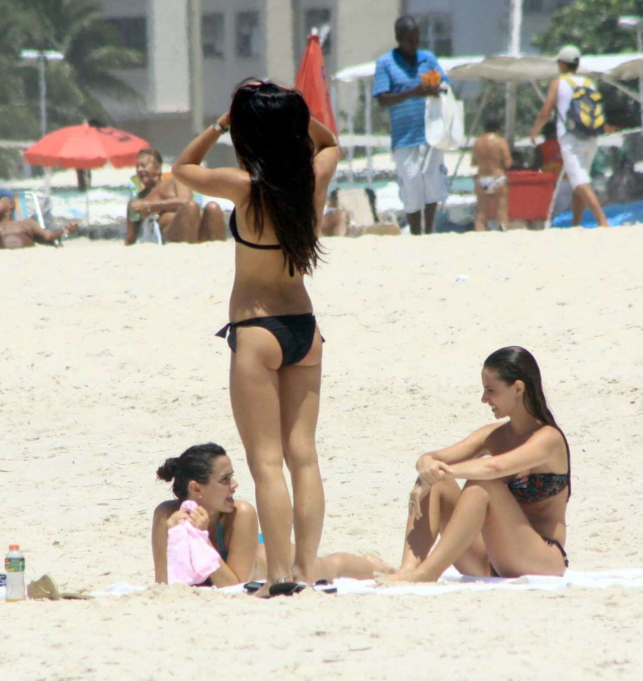 Jordana brewster portant un bikini noir sexy sur la plage de rio de janeiro
 #75327351