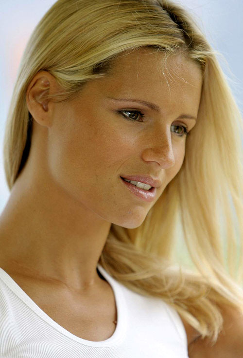 Michelle hunzikerは、彼女の大きなおっぱいとプッシーを示す
 #75409220