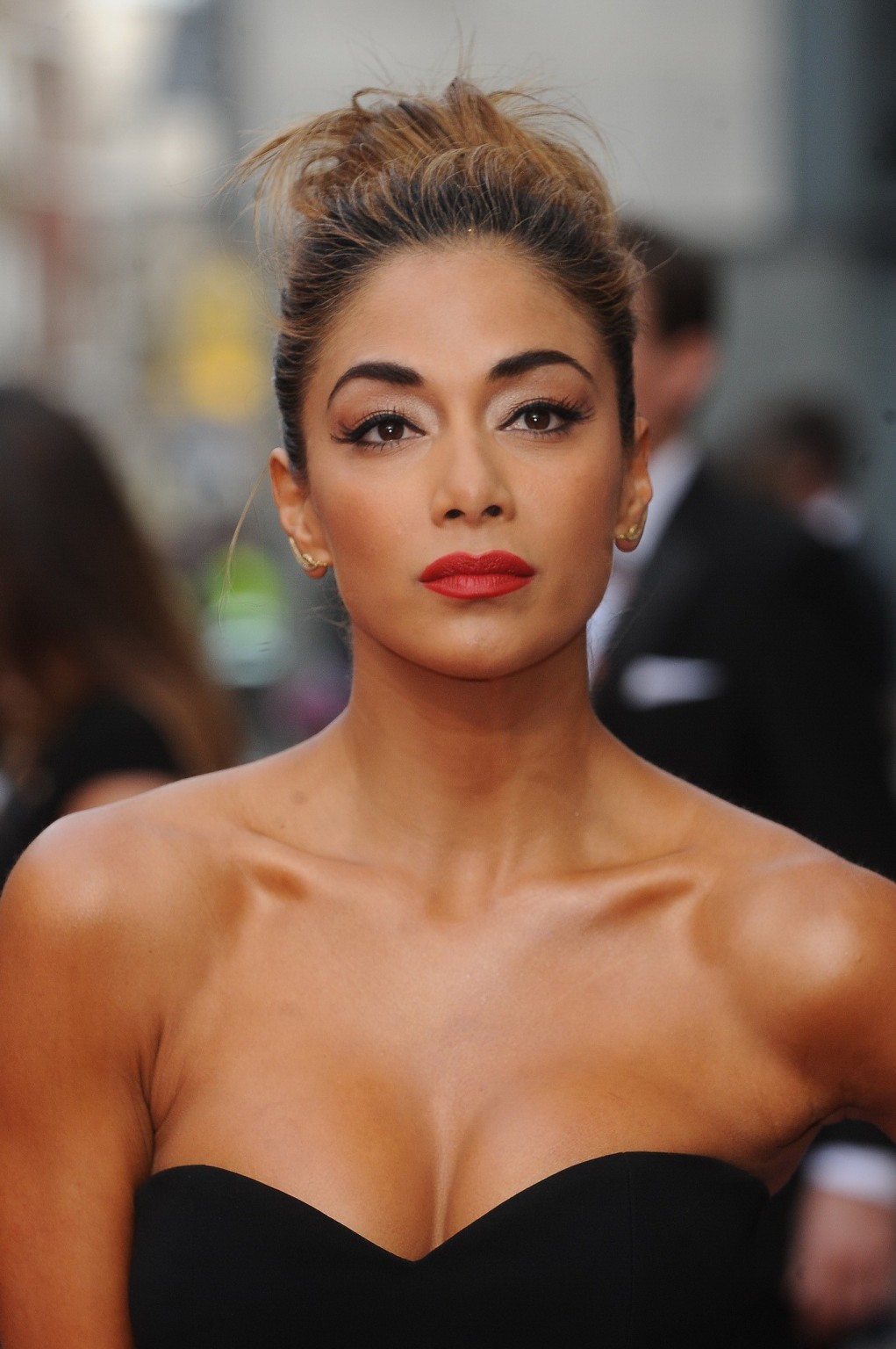 Nicole scherzinger busty indossando stretto abito nero senza spalline al awar olivier
 #75167342