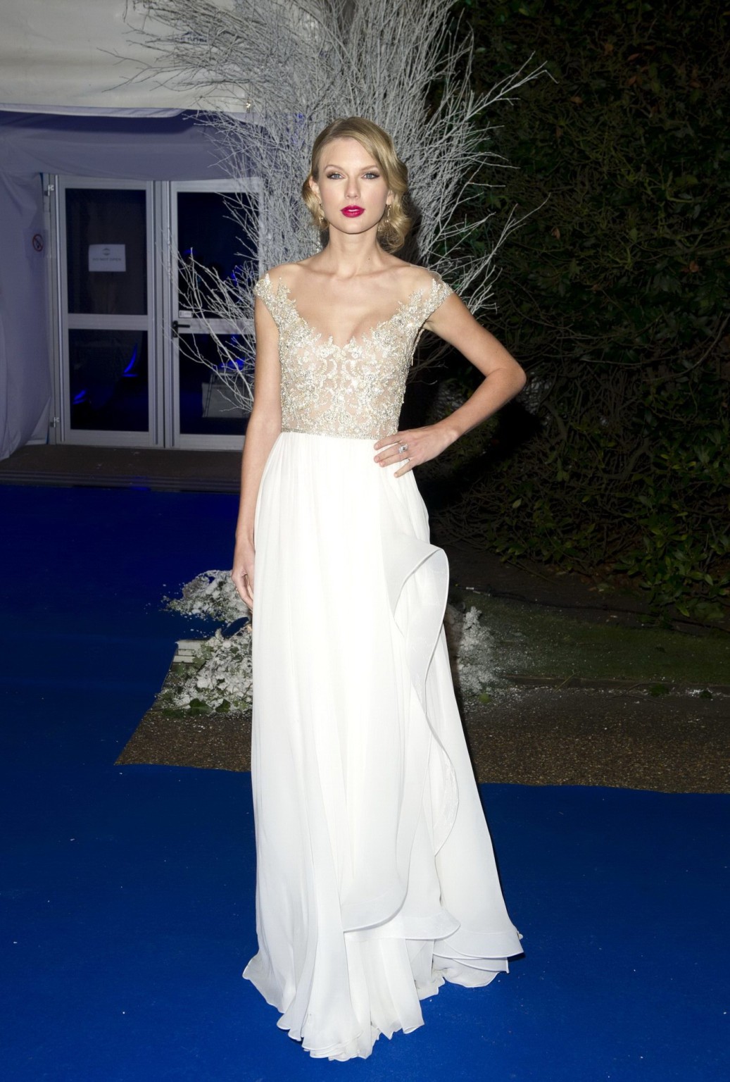 Taylor Swift senza reggiseno che indossa un vestito stretto parzialmente vedere attraverso al w invernale
 #75211800