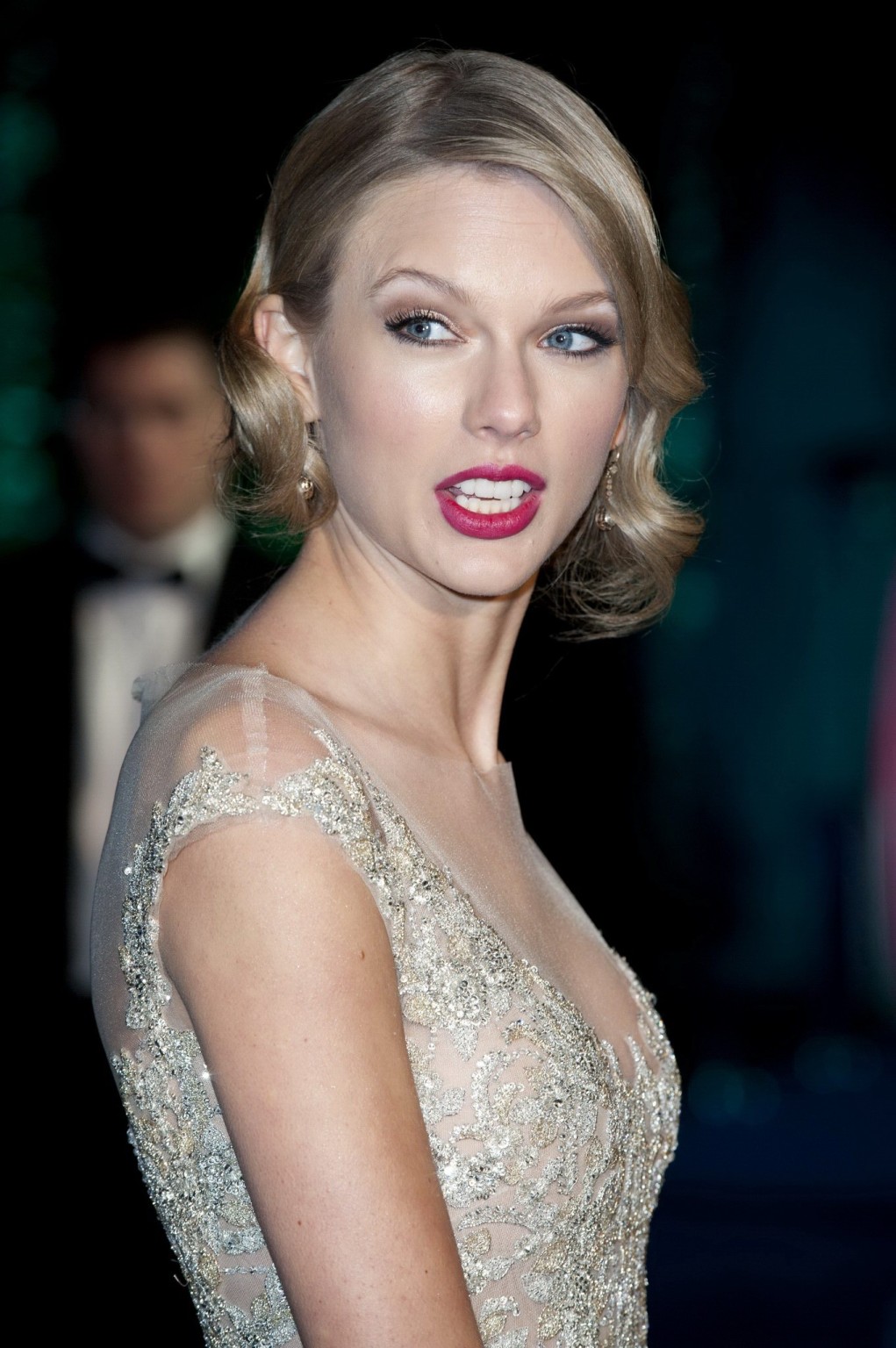 Taylor Swift senza reggiseno che indossa un vestito stretto parzialmente vedere attraverso al w invernale
 #75211811
