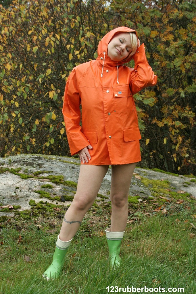 Fille sexy aux gros seins en plein air dans un imperméable coloré.
 #73093668