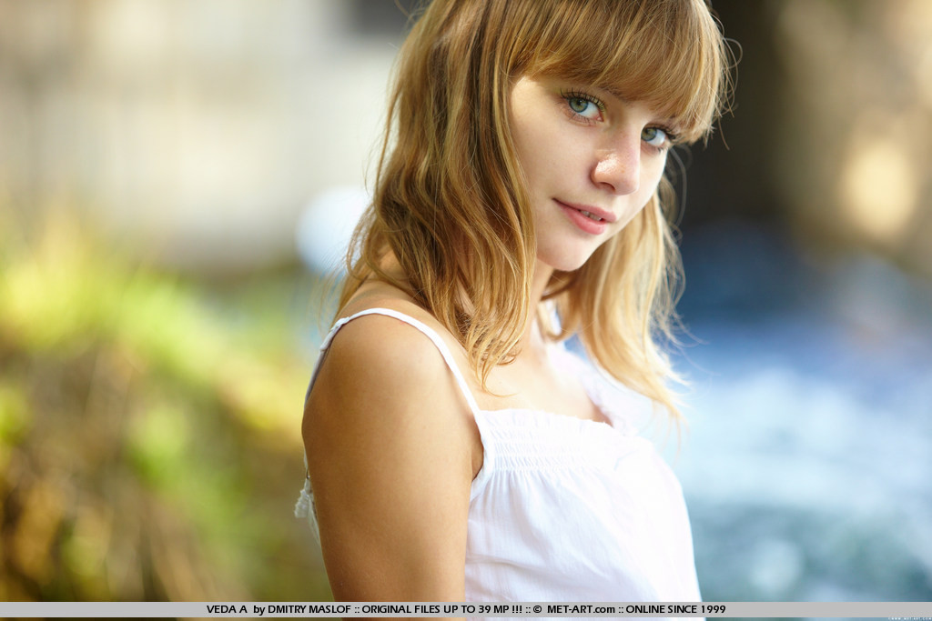 Rubia de raza hermosa expone sus curvas
 #73510665