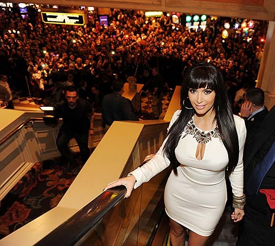 Kim Kardashian che espone il corpo sexy e la scollatura massiccia
 #75277062