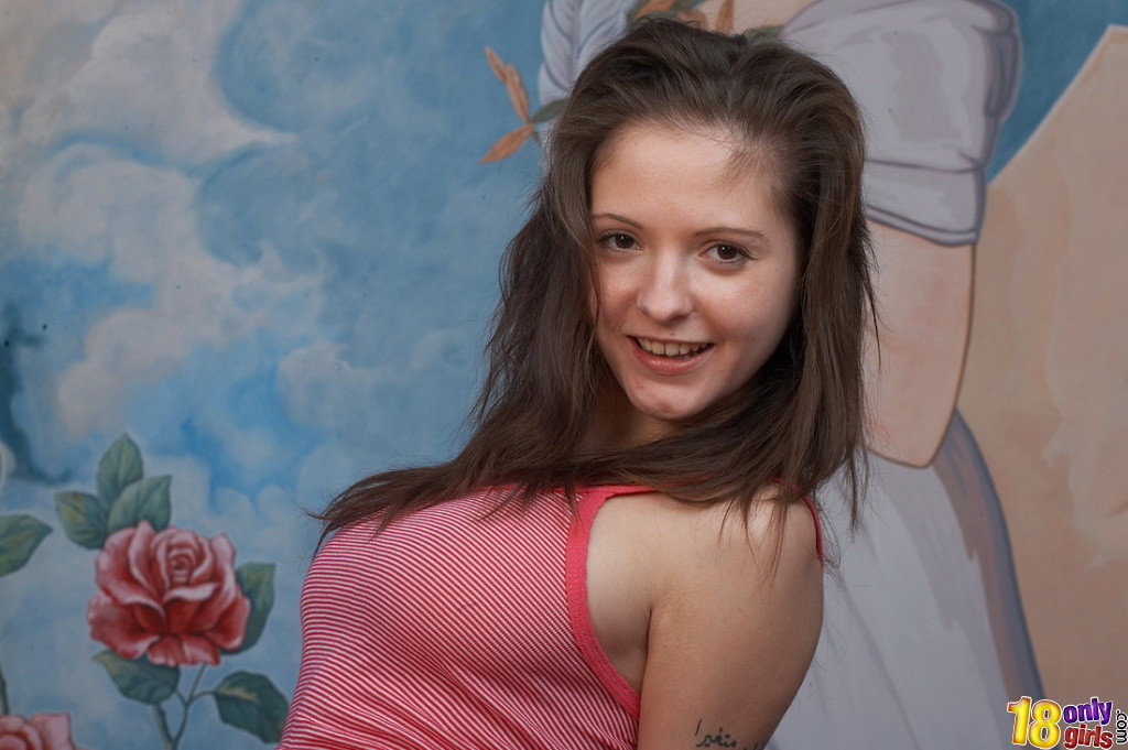 Hübsche Brünette Teen zeigt ihre perfekten Titten
 #79100356