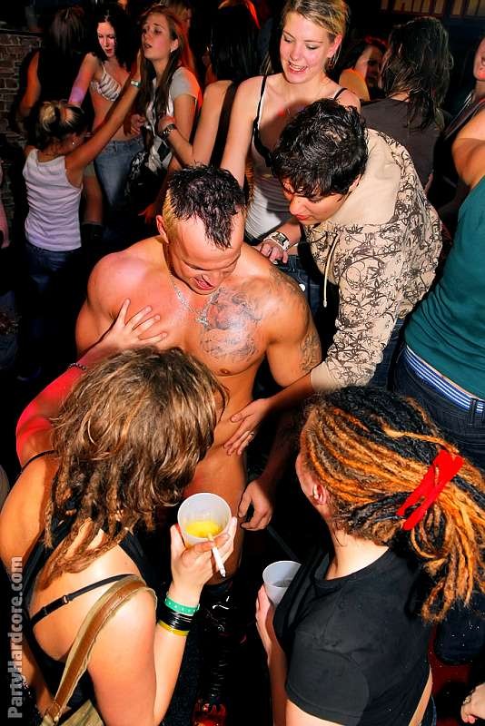Jóvenes pervertidas suplicando a los maltratadores que se corran en sus firmes tetas
 #76026401