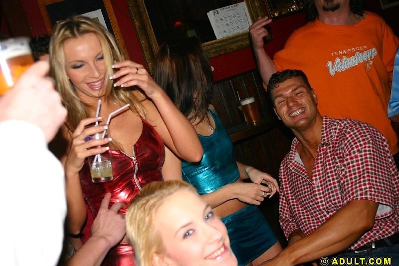 Riesige Gangbang-Sex-Party mit Babes in der Bar
 #76876737