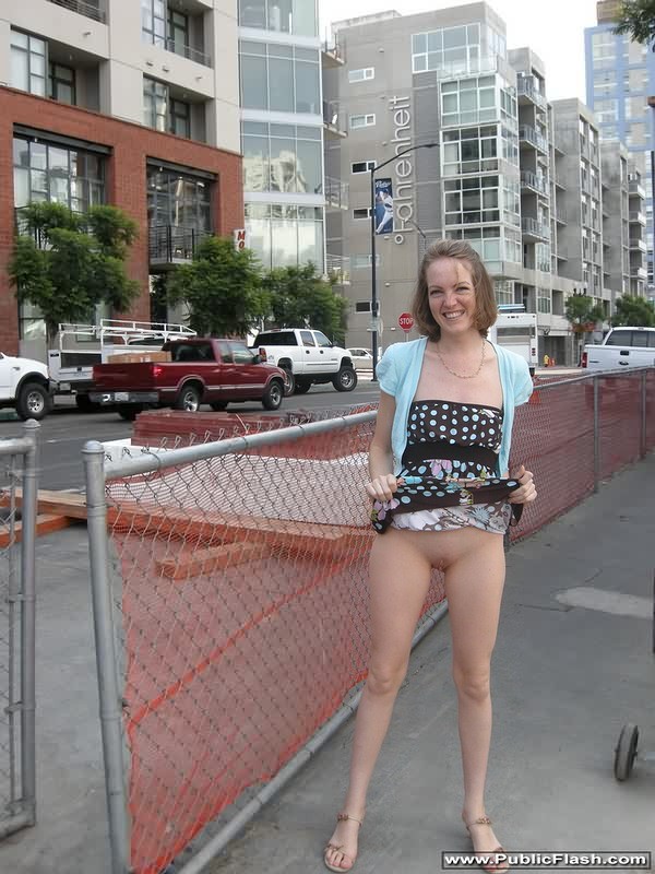Große, schlanke Debbie zeigt ihren nackten Körper auf den Straßen der Stadt
 #78911243