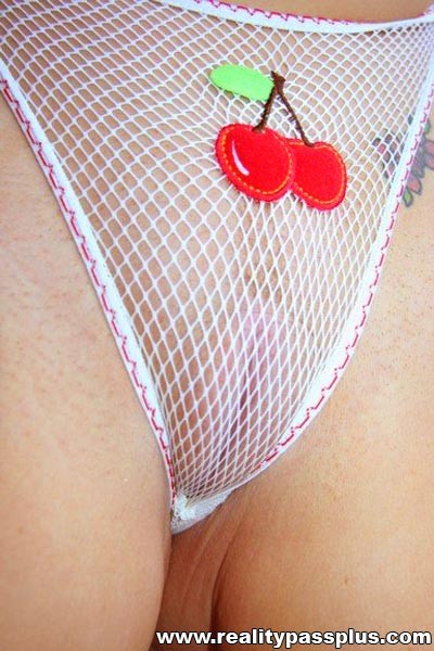 Blonde cutie rutscht aus ihrem Netz Höschen für eine harte Realität banging
 #68734390