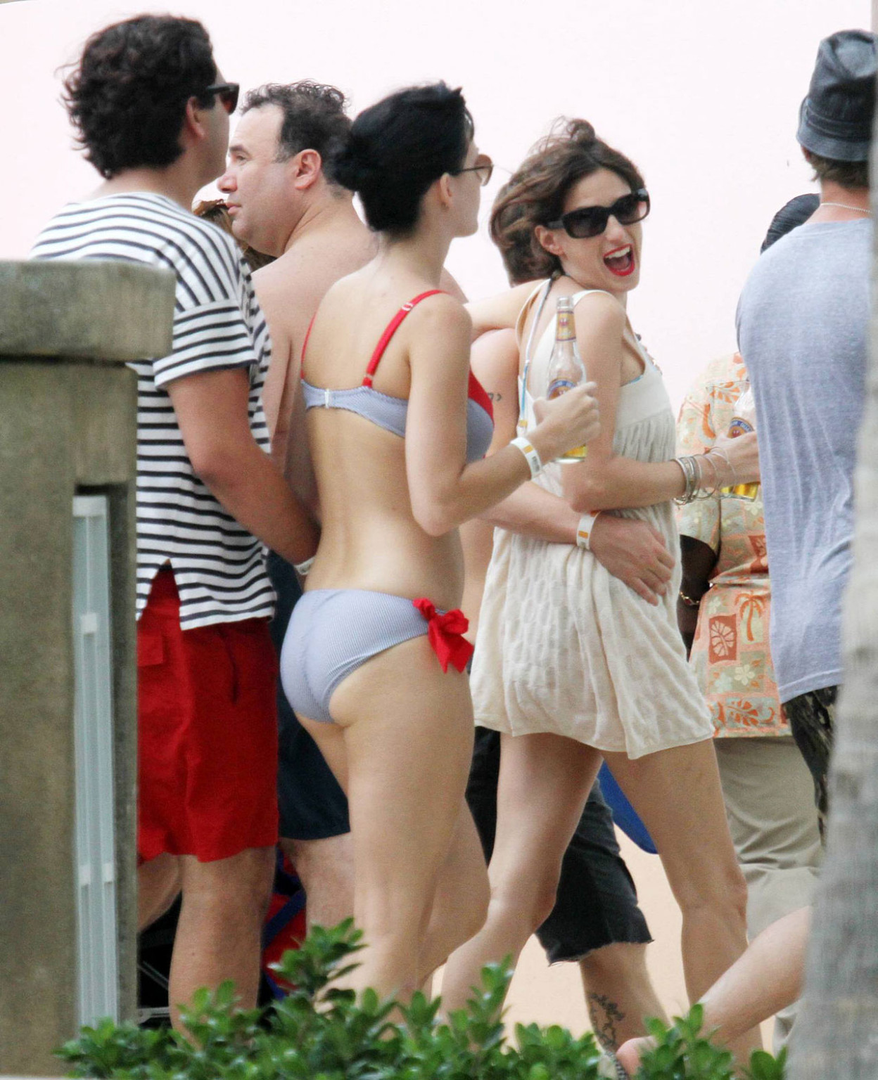 Katy Perry entblößt ihren sexy Körper und riesige Brüste im Bikini am Strand
 #75340864