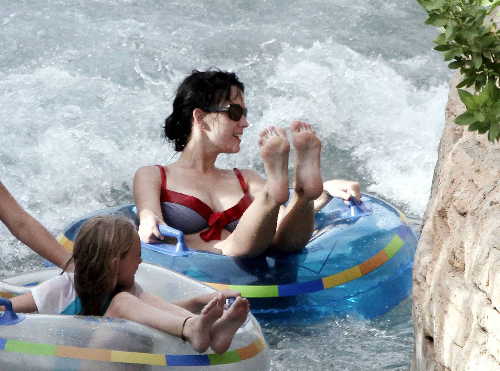 Katy Perry entblößt ihren sexy Körper und riesige Brüste im Bikini am Strand
 #75340953