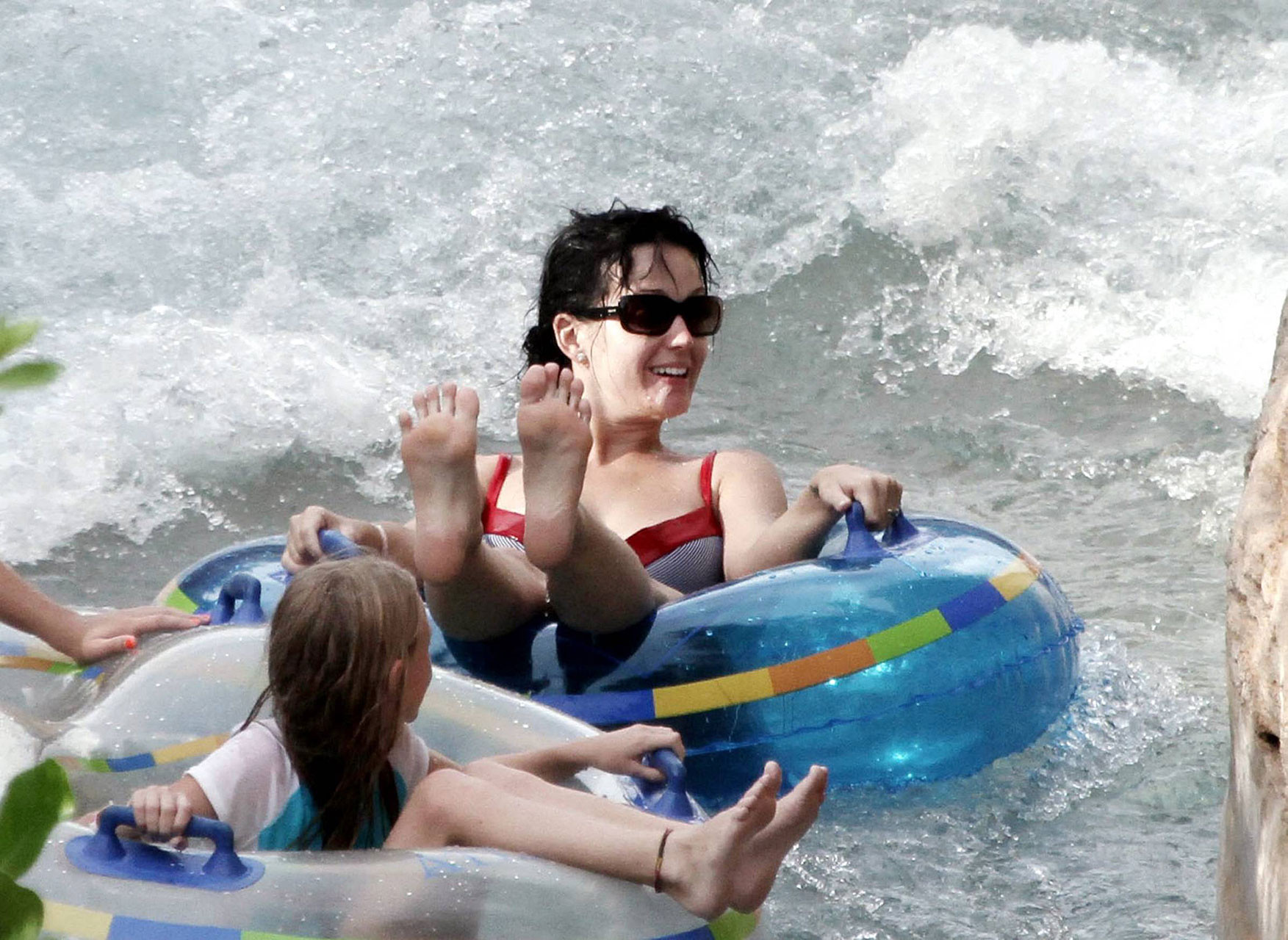 Katy Perry entblößt ihren sexy Körper und riesige Brüste im Bikini am Strand
 #75340957