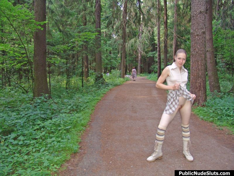 Übermütige Nutte enthüllt ihre intimsten Stellen in der belebten Gasse
 #76742484