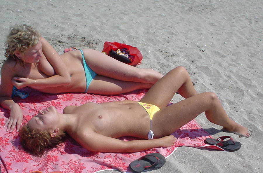 Les journées chaudes appellent à la nudité des jeunes sur le sable chaud.
 #72250689