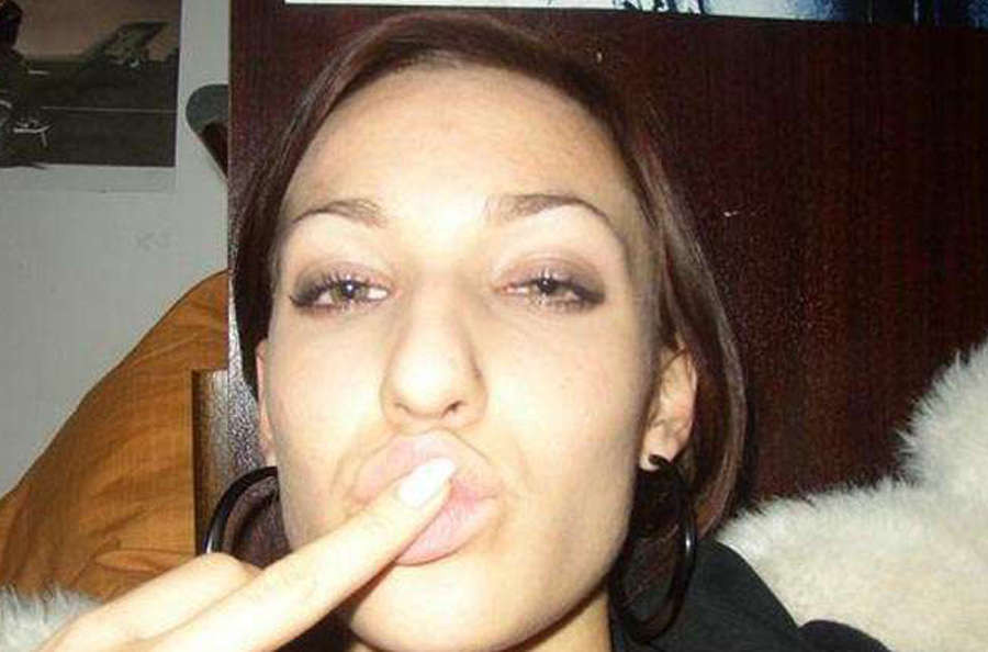 Immagini di una ragazza arrapata che diteggia la sua figa
 #75783811