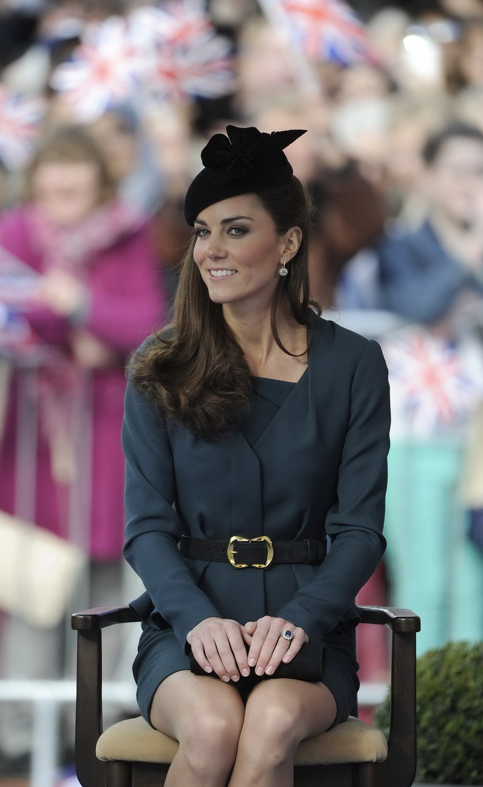 Kate middleton mostrando la falda real en el tou del jubileo de diamante de la reina elizabeth ii #75271043