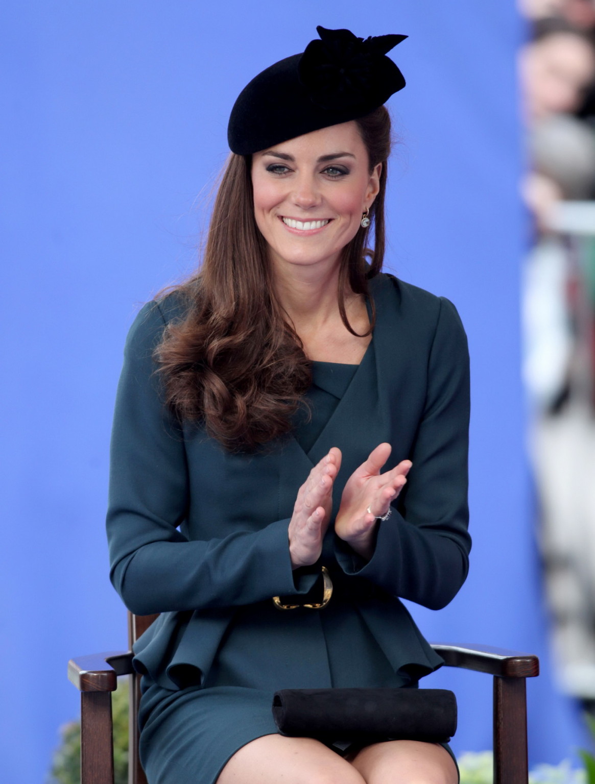 Kate middleton mostrando la falda real en el tou del jubileo de diamante de la reina elizabeth ii #75271081