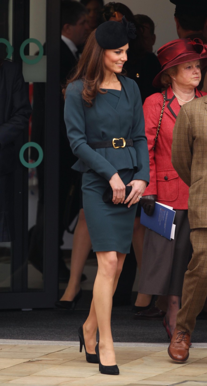 Kate middleton mostrando la falda real en el tou del jubileo de diamante de la reina elizabeth ii #75271101