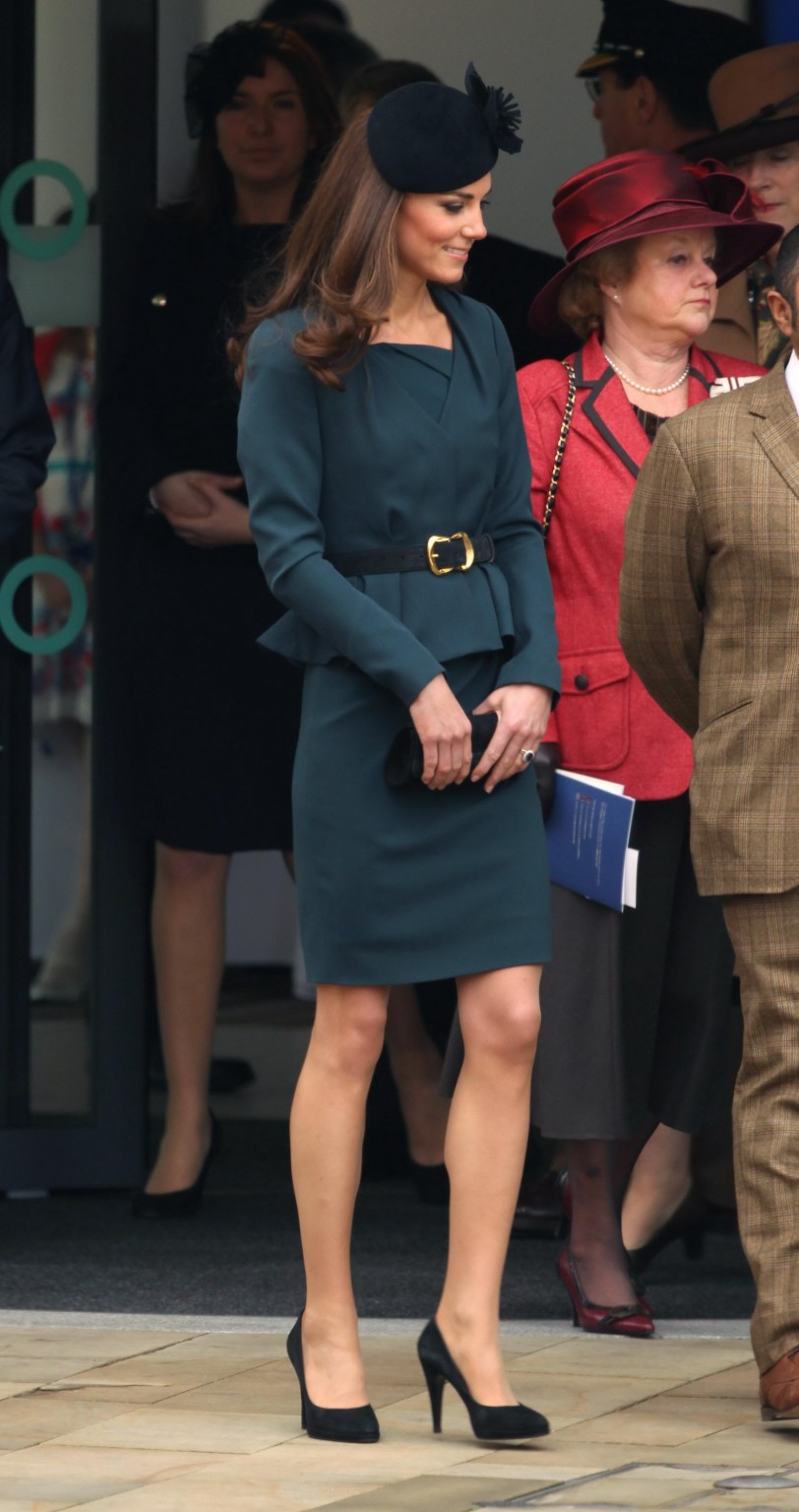 Kate middleton mostrando la falda real en el tou del jubileo de diamante de la reina elizabeth ii #75271107