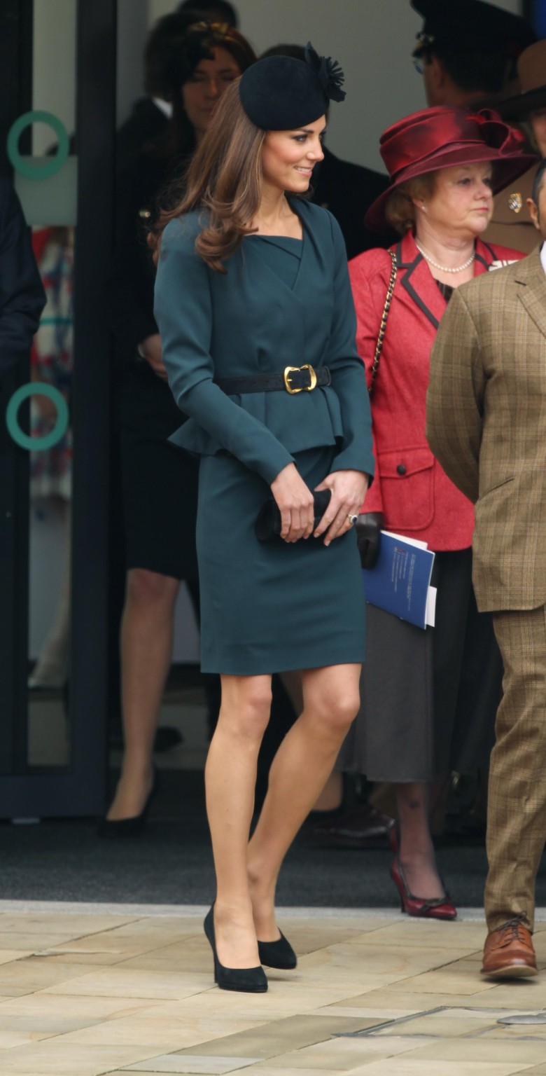 Kate middleton mostrando la falda real en el tou del jubileo de diamante de la reina elizabeth ii #75271112