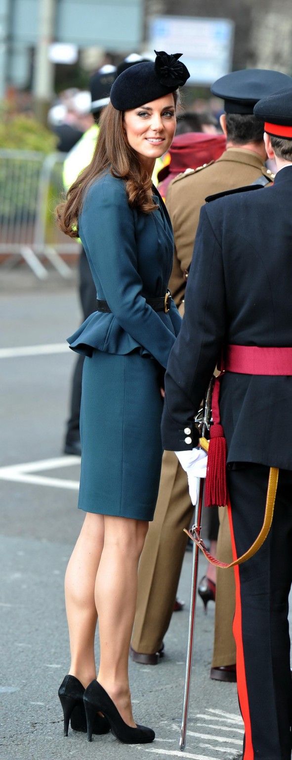 Kate middleton mostrando la falda real en el tou del jubileo de diamante de la reina elizabeth ii #75271123