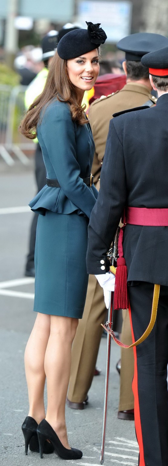 Kate Middleton zeigt royalen Upskirt bei Königin Elisabeths II. Diamantjubiläum
 #75271130