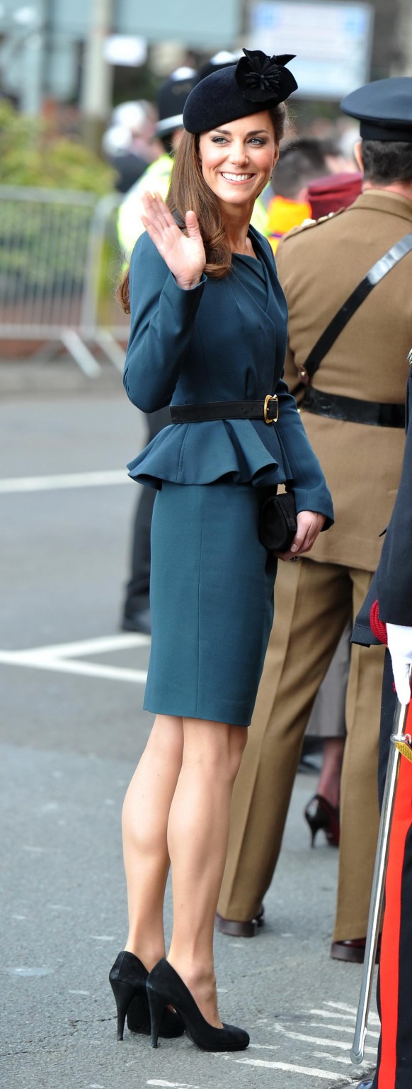 Kate middleton mostrando la falda real en el tou del jubileo de diamante de la reina elizabeth ii #75271134