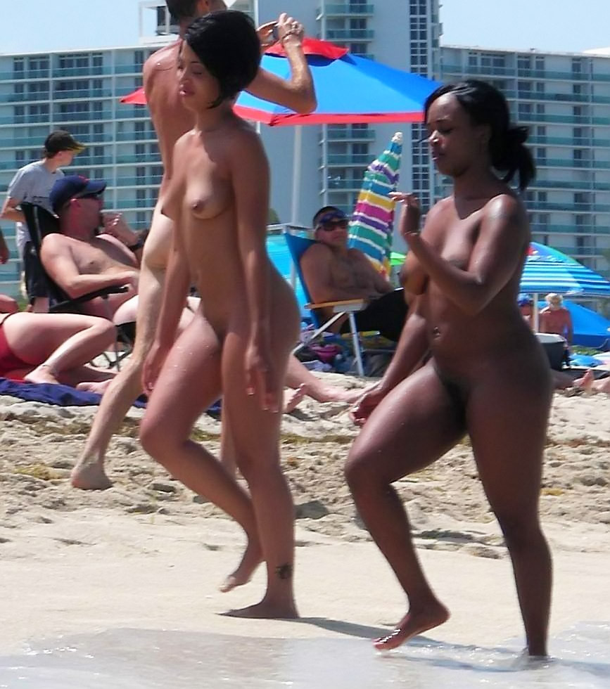 Giovani nudi giocano insieme in una spiaggia pubblica
 #70054438