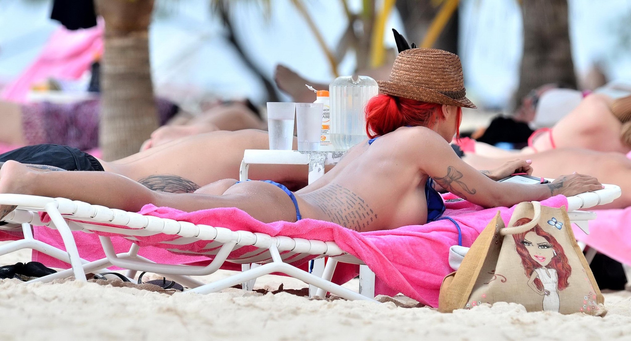 Jodie marsh bronzant seins nus sur une plage de la Barbade.
 #75245780