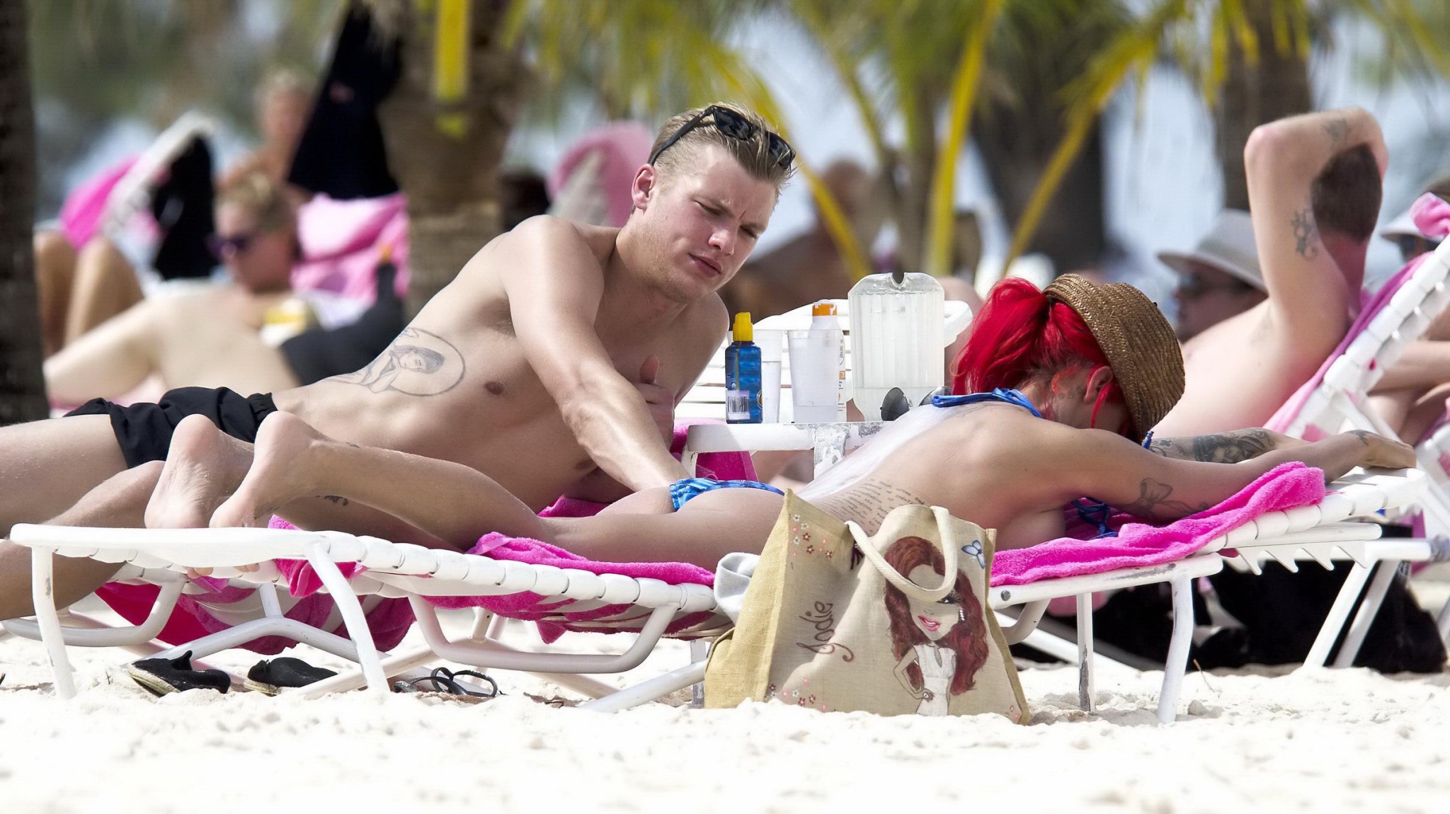 バルバドスのビーチでトップレスで日焼けする巨乳のジョディ・マーシュ
 #75245784