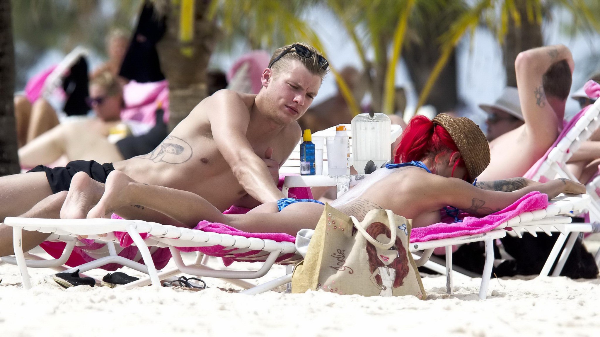 Busty jodie marsh tanning topless auf einem strand in barbados
 #75245784