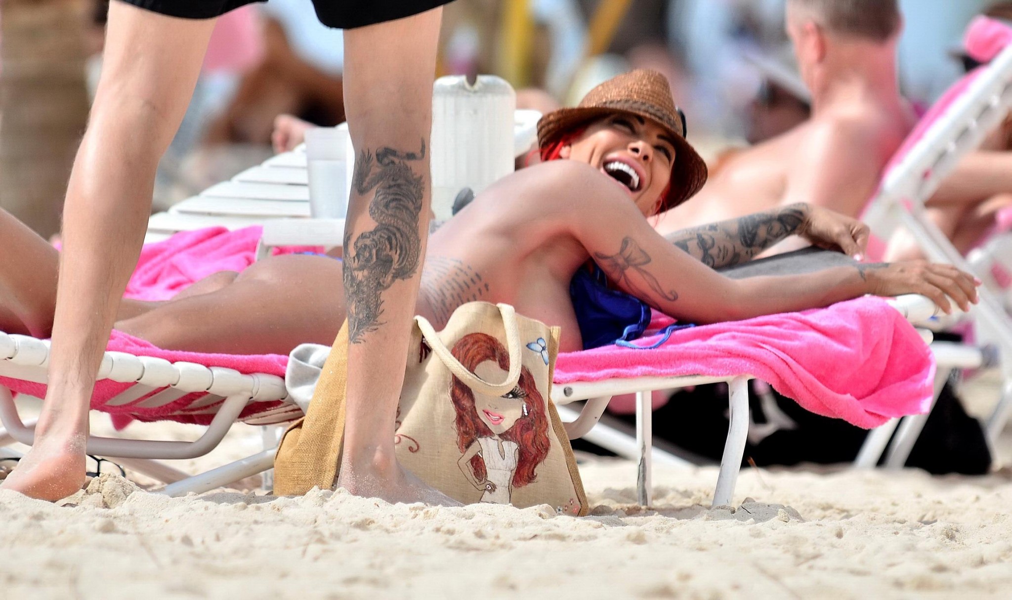 バルバドスのビーチでトップレスで日焼けする巨乳のジョディ・マーシュ
 #75245785
