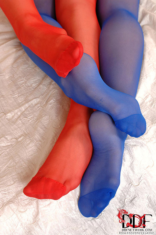Leda &amp; vanda hot babes che si rotolano in calze di nylon
 #70138002