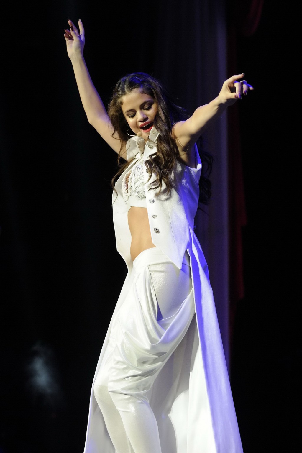 Selena gomez indossa piccolo abito bianco mentre si esibisce in tour di danza stelle in tor
 #75220768