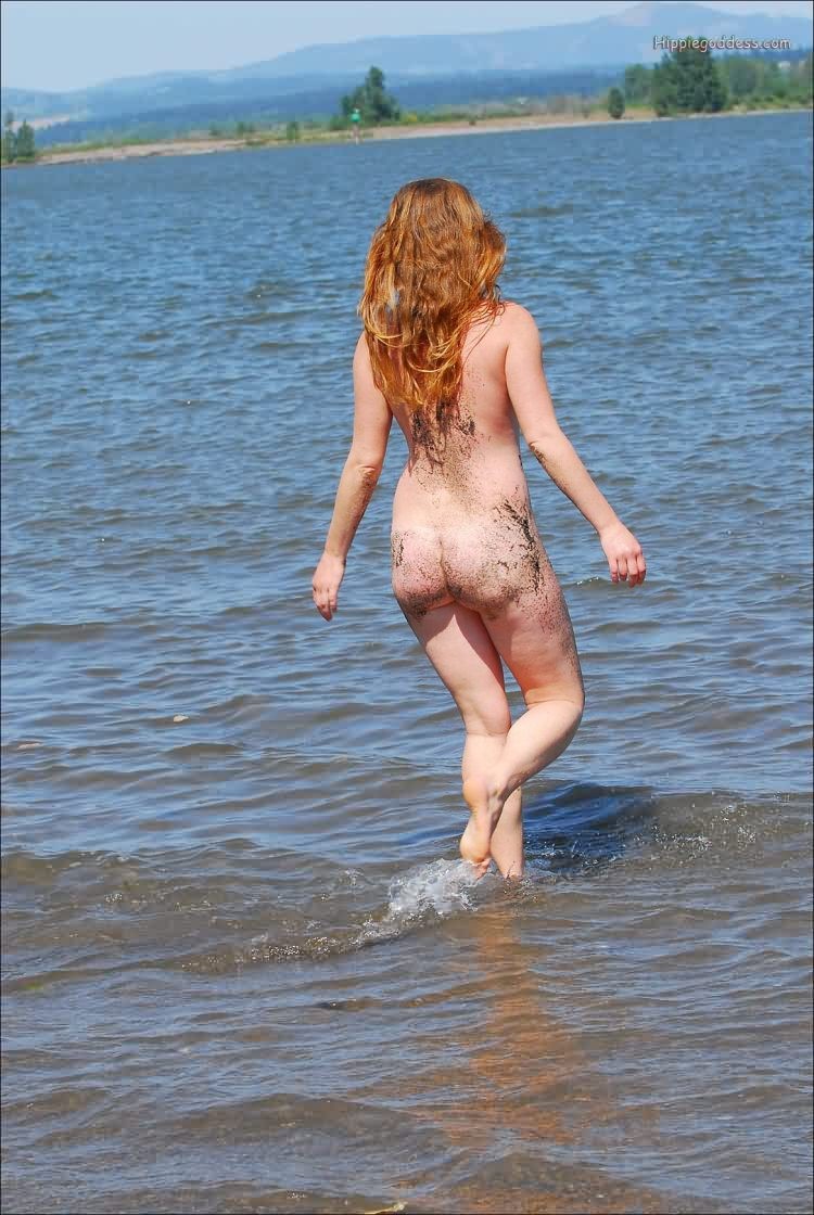 Rousse naturelle aux cheveux longs et aux poils à la plage nue
 #77293334