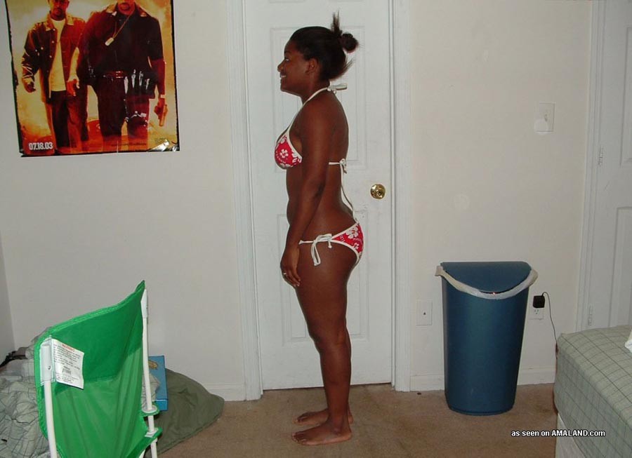 Ebony Babes zeigen ihre Körper in knappen Bikinis
 #68297703