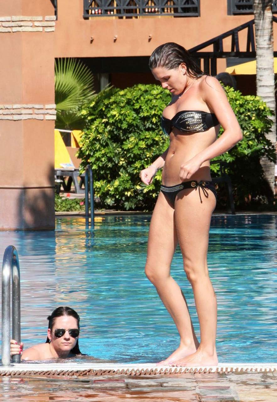 Danielle Lloyd en mini-jupe et montrant son corps en bikini
 #75319164