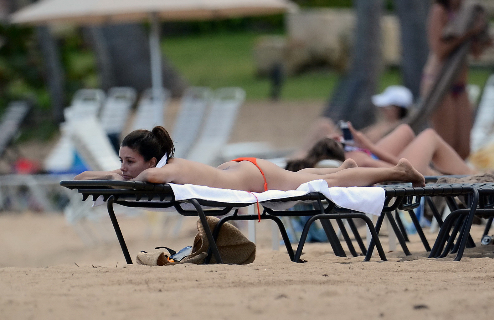 Eva Longoria che mostra il suo corpo formoso in bikini arancione in spiaggia a Puerto #75235815