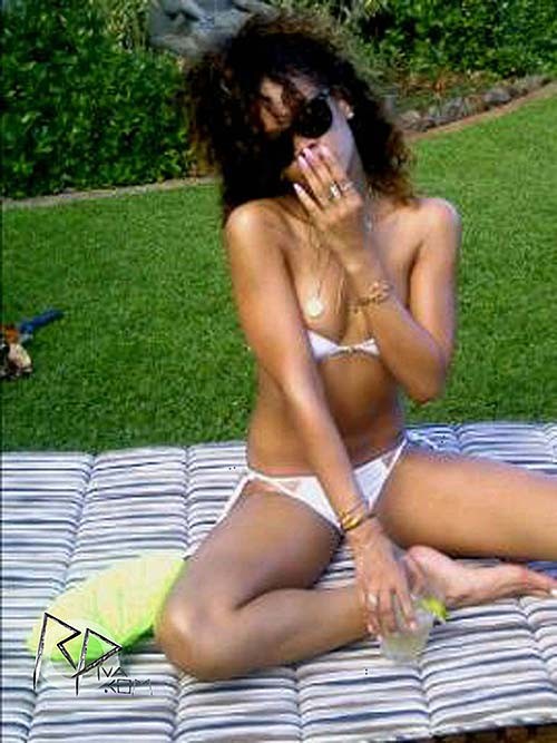 Rihanna che espone il corpo sexy e il culo caldo in bikini sulla spiaggia
 #75275974