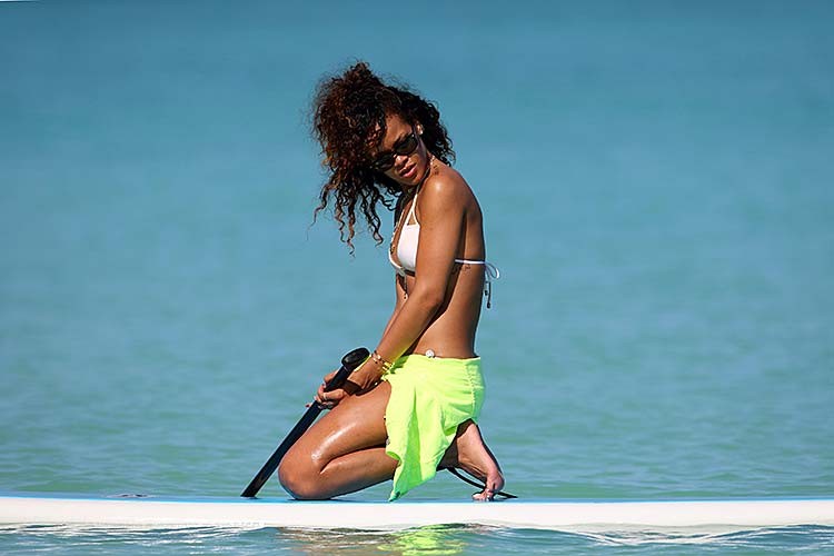 Rihanna che espone il corpo sexy e il culo caldo in bikini sulla spiaggia
 #75276031