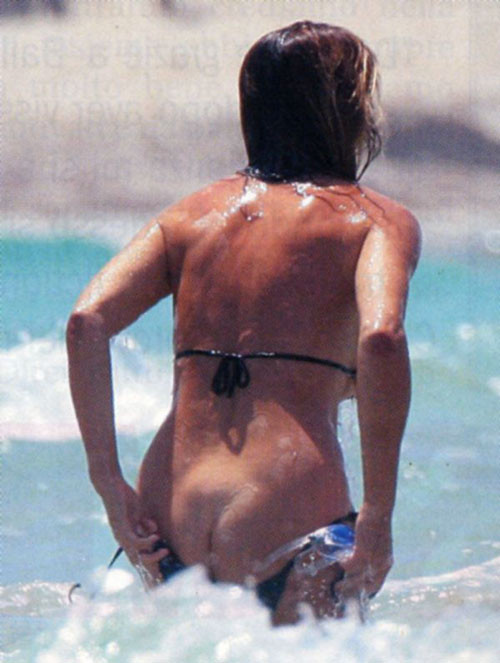 Alba Parietti montrant ses gros seins et son cul sur la plage aux paparazzi.
 #75418637