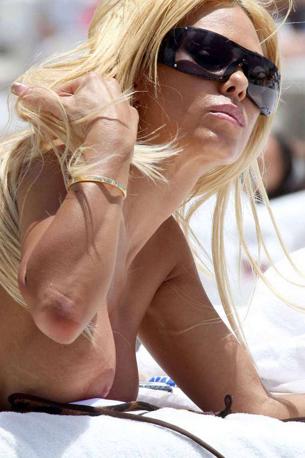 Shauna sand exposant son corps sexy et ses seins nus sur la plage
 #75349379