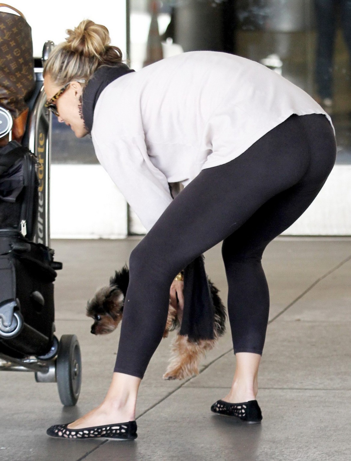 Molly Sims showing off her ass in tights at LAX #75311980