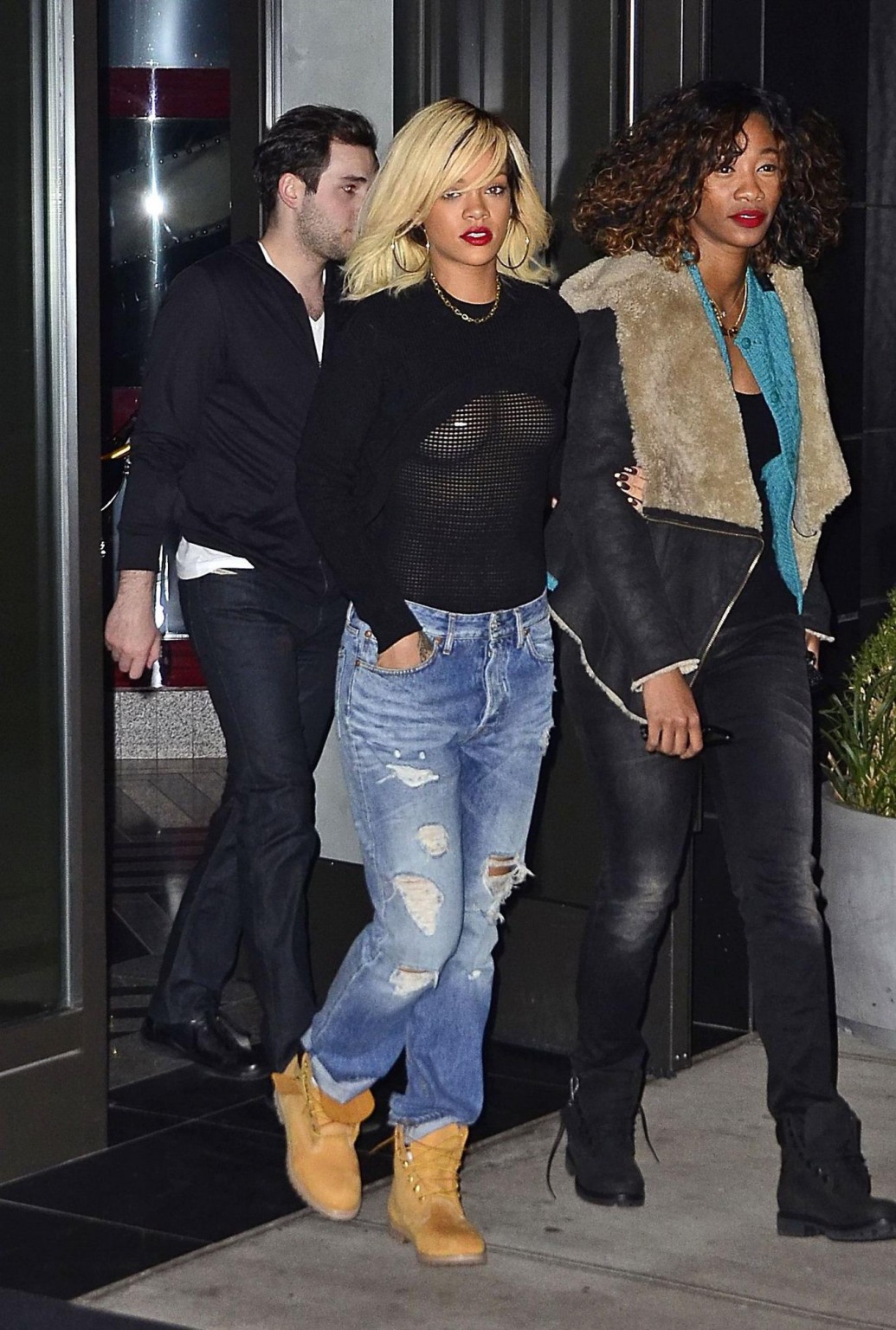 Rihanna sans soutien-gorge portant un haut transparent à l'extérieur du restaurant Da Silvano à New York.
 #75270663